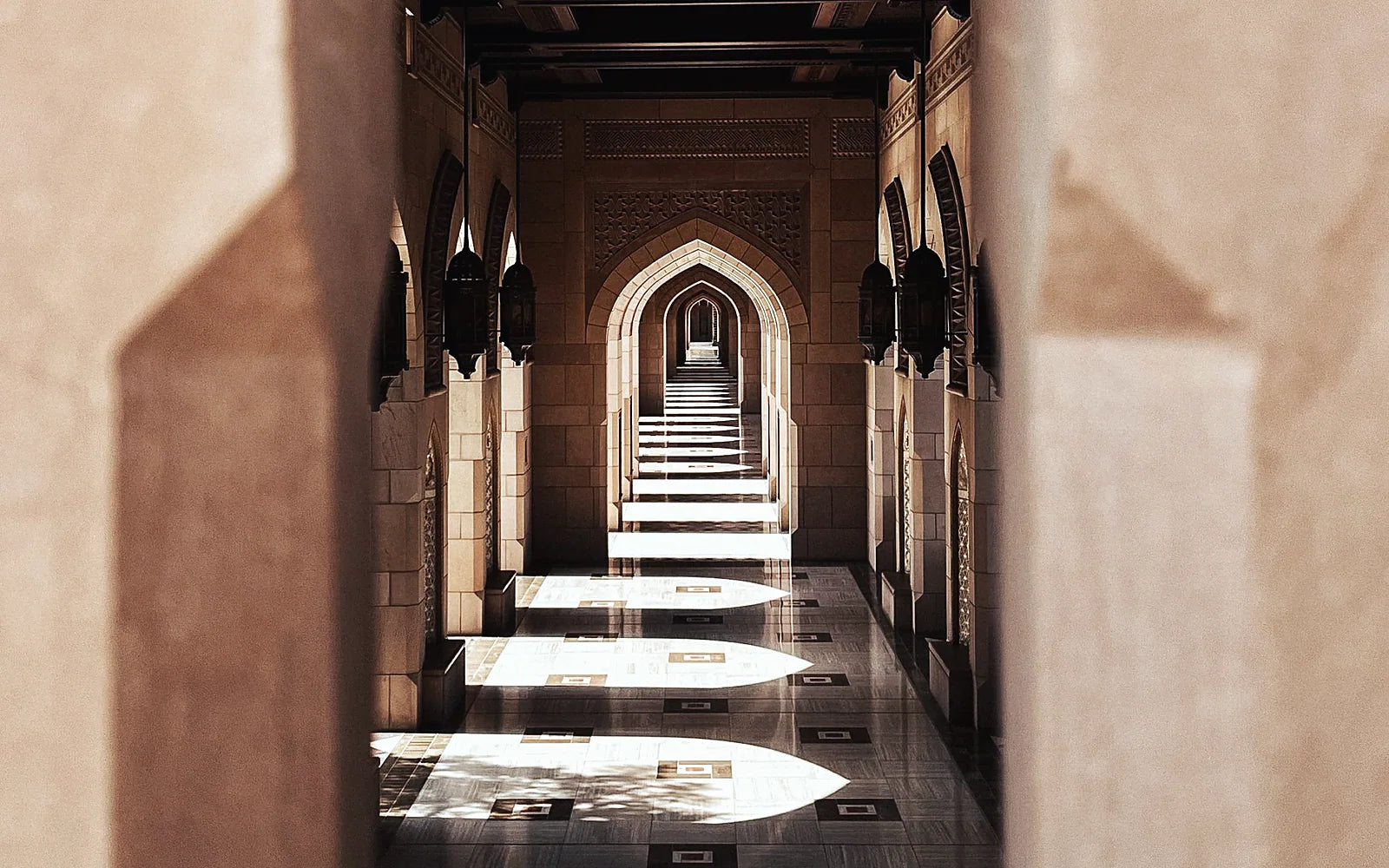 Galerie de mosquée aux tons chauds, lumière du soleil sur le sol