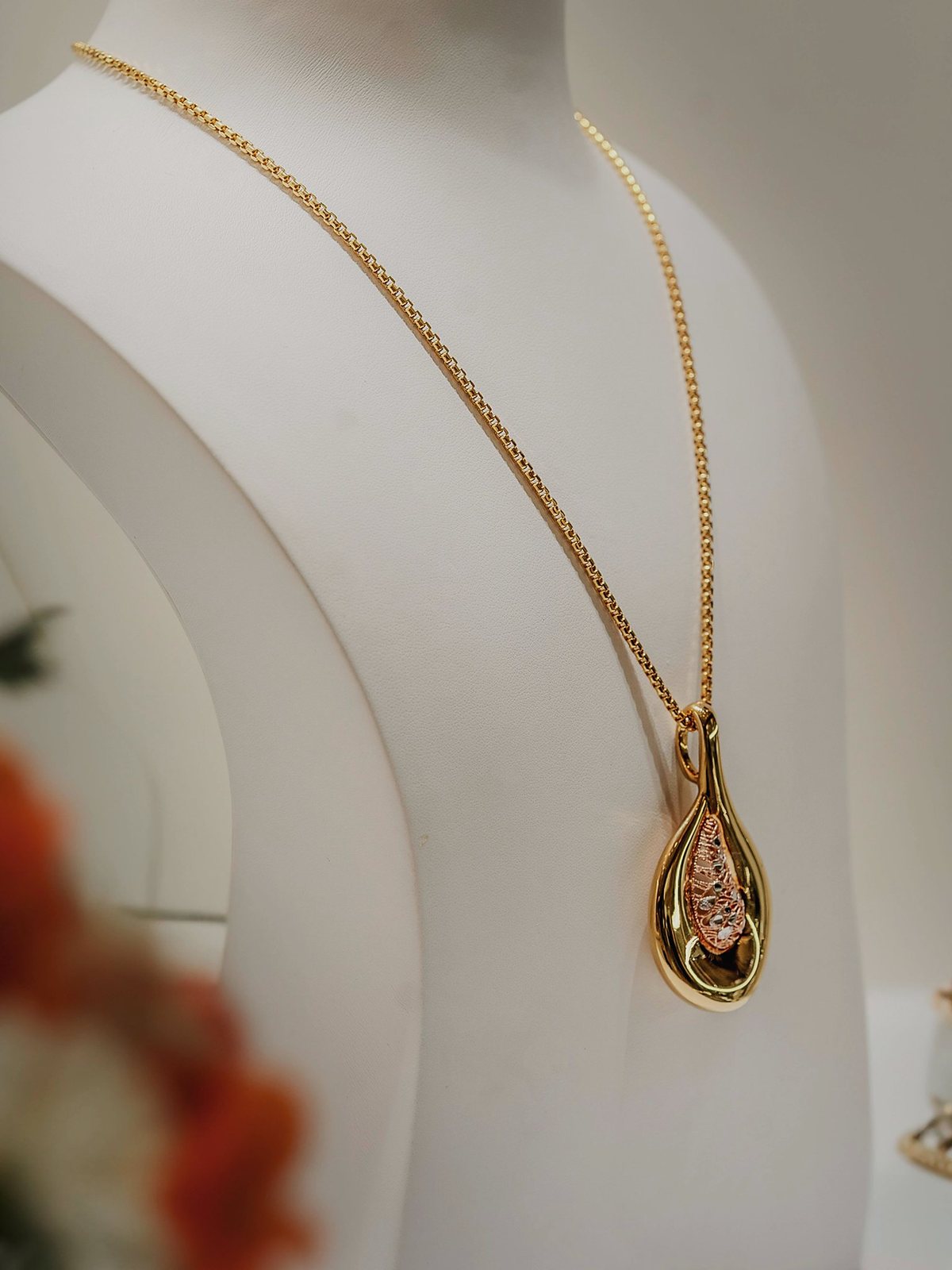 Bijoux et accessoires — colliers et bracelets dorés présentés sur un tissu sombre