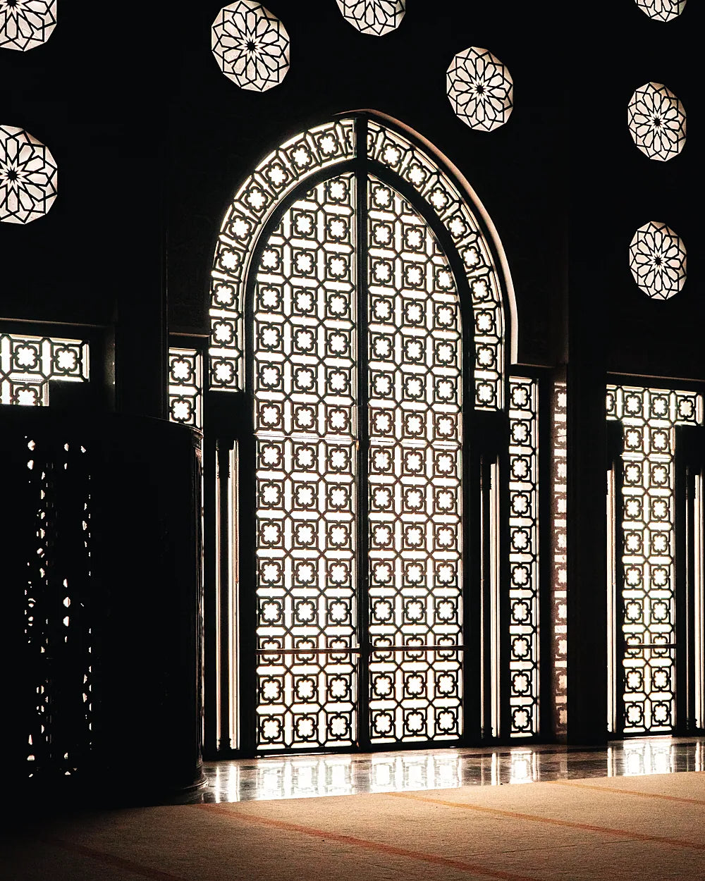 Porte ajourée dorée sur fond sombre