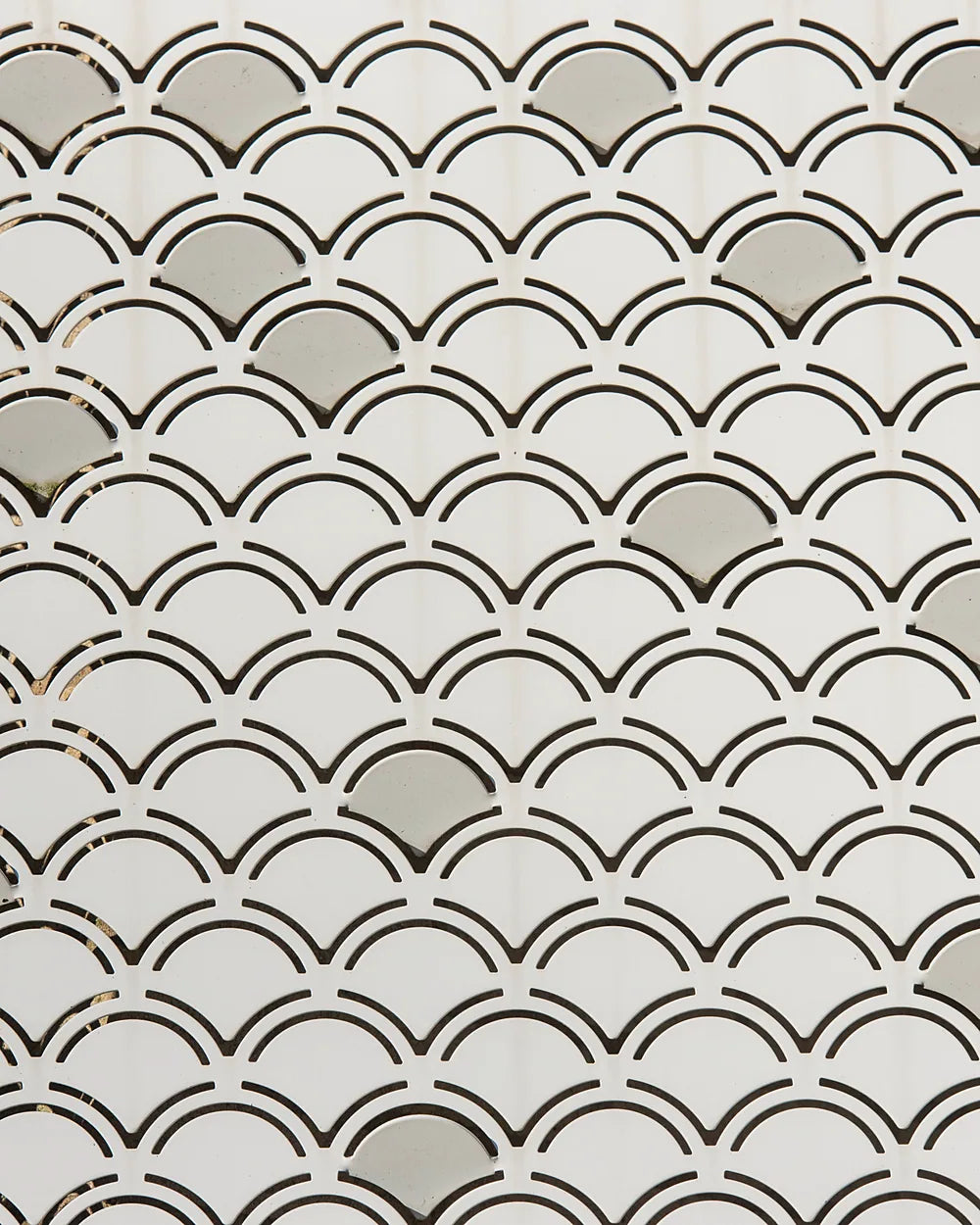 Motif géométrique blanc ajouré, ambiance épurée