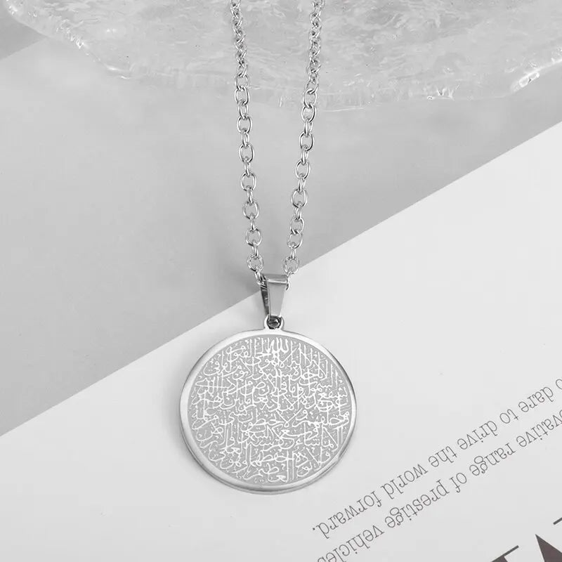 Collier médaille ronde à gravure circulaire, finition argentée