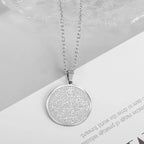 Collier médaille ronde à gravure circulaire, finition argentée