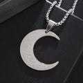 Collier croissant de lune gravé, finition argentée