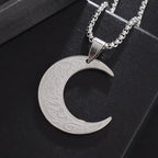 Collier croissant de lune gravé, finition argentée