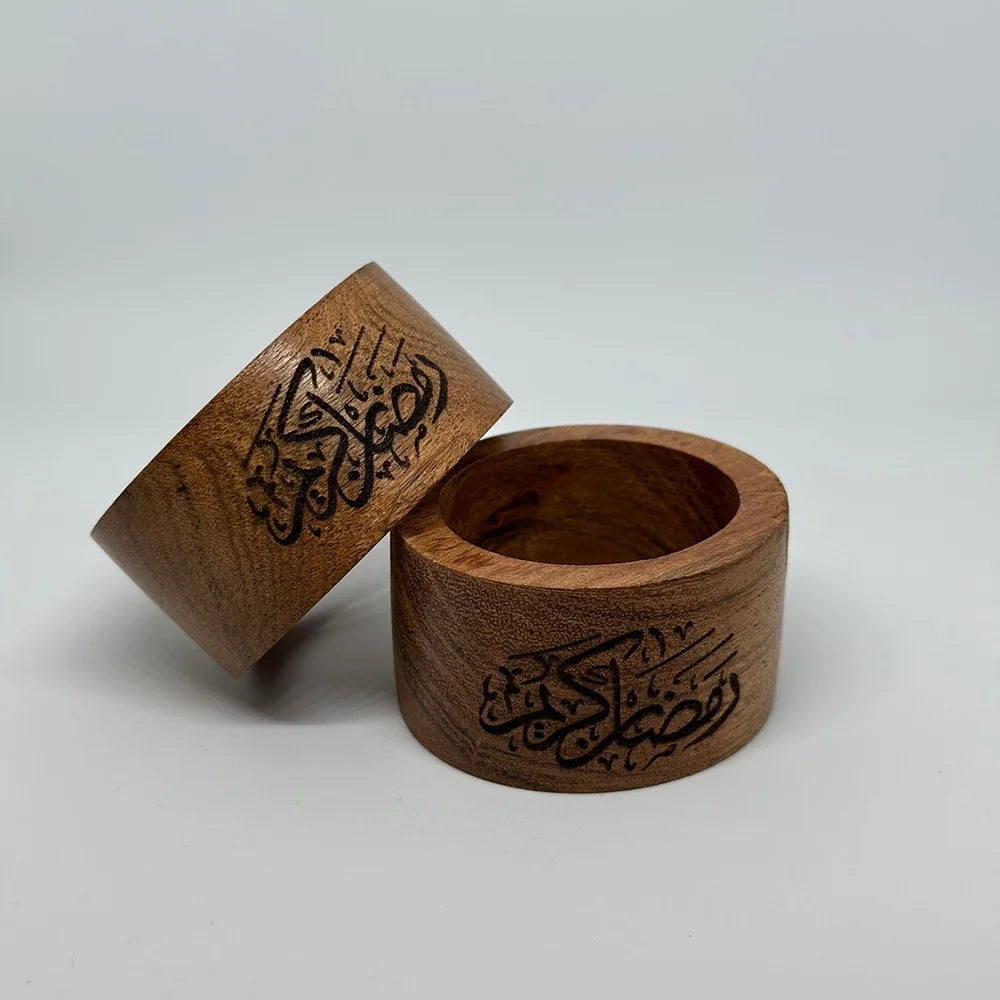 Ronds de serviette en bois gravé — lot de 2, calligraphie