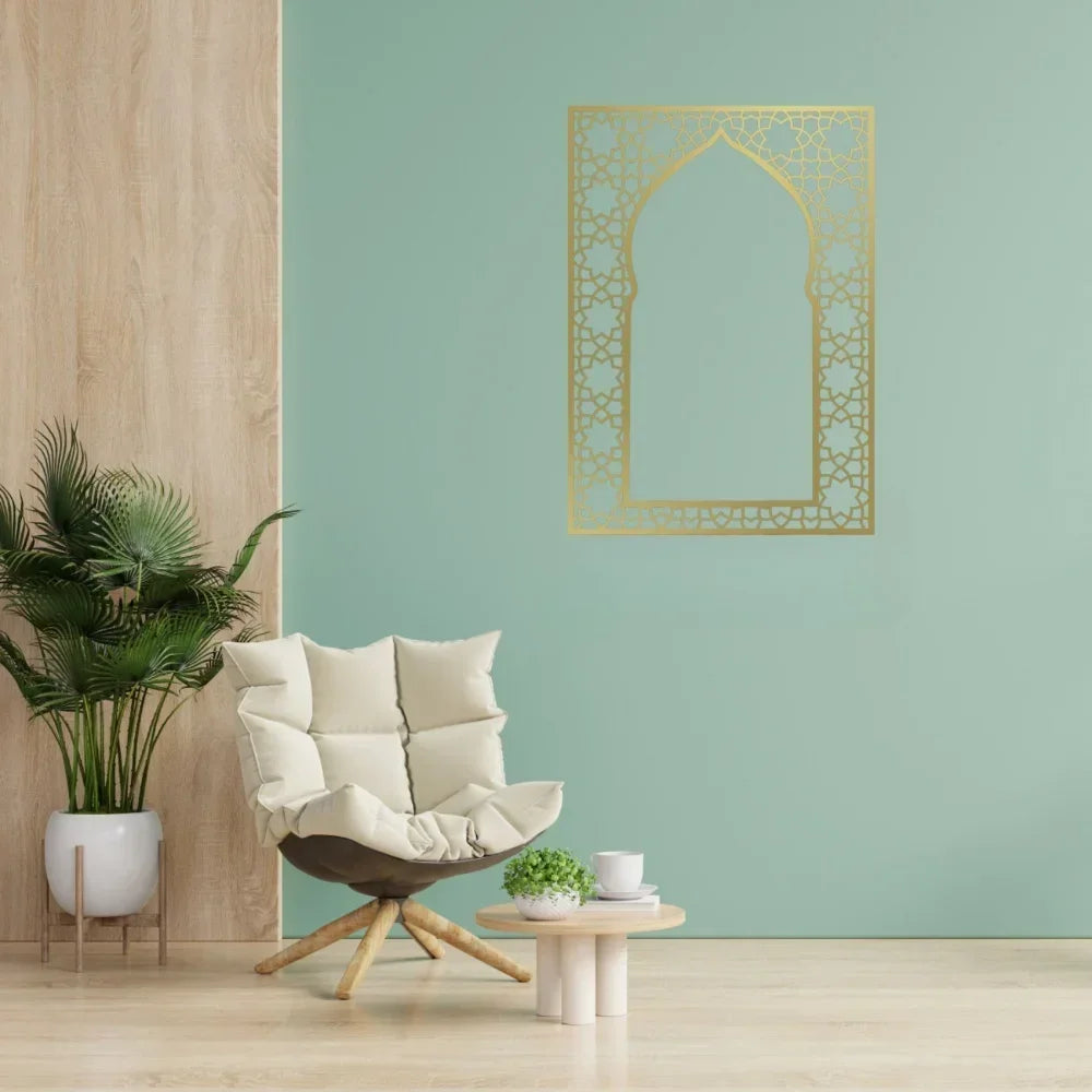 Arche mihrab murale en métal doré ajouré — 42 × 30 cm