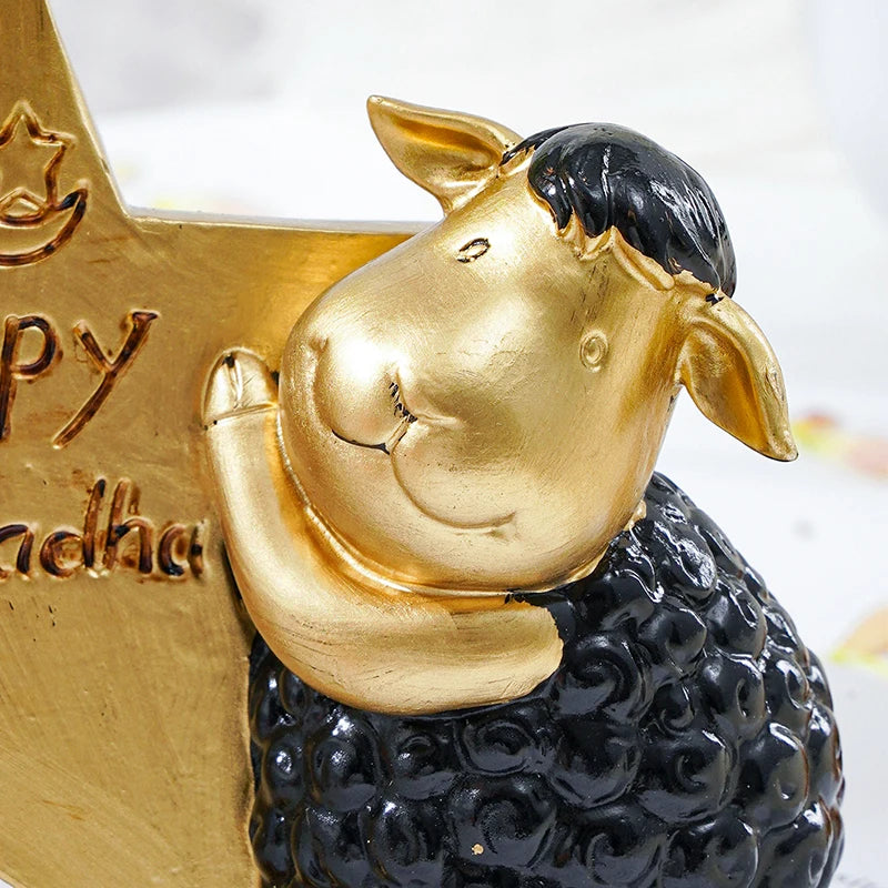 Mouton en résine adossé à une étoile dorée — décoration de l'Aïd al-Adha