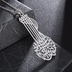 Collier calligraphie ajourée, finition argentée