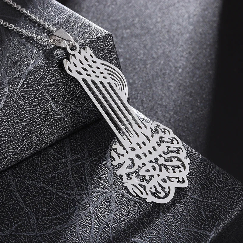 Collier calligraphie ajourée, finition argentée