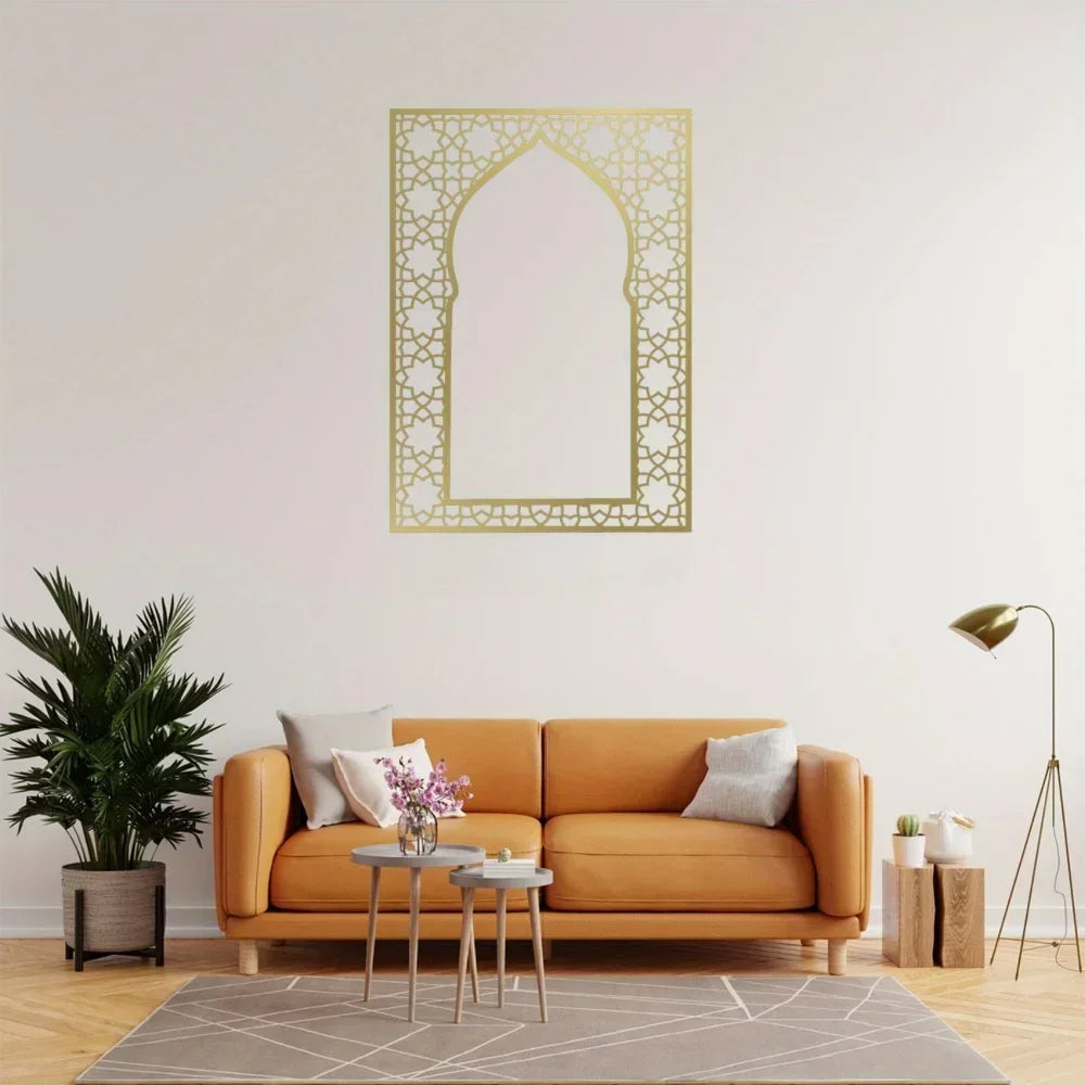 Arche mihrab murale en métal doré ajouré — 42 × 30 cm