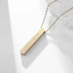 Collier barre verticale gravée, finition dorée