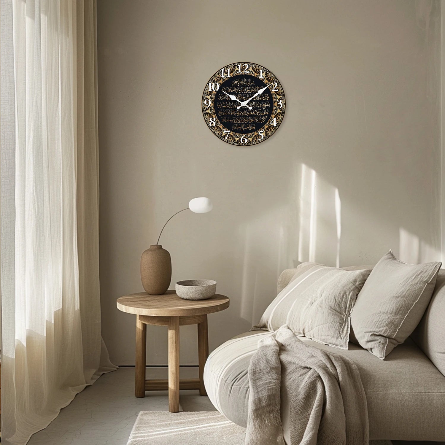 Horloge murale en bois — calligraphie du verset du Trône