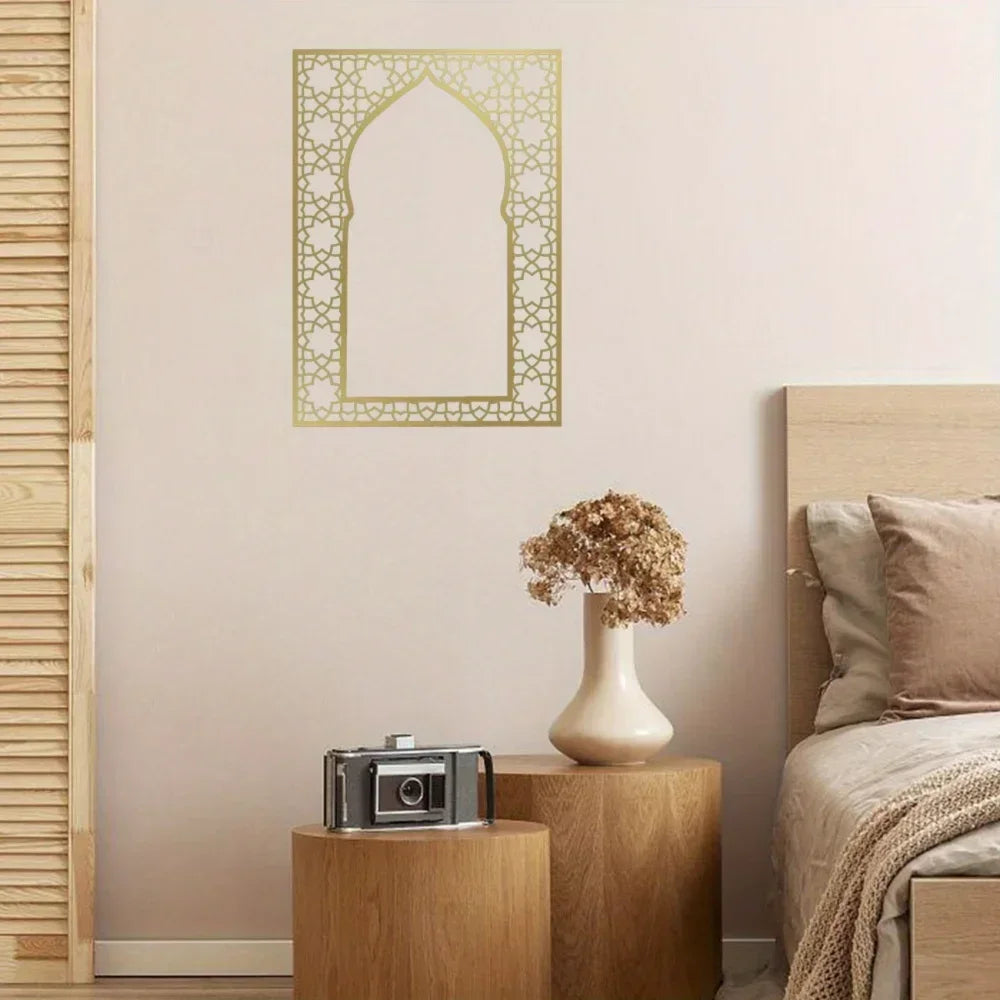 Arche mihrab murale en métal doré ajouré — 42 × 30 cm