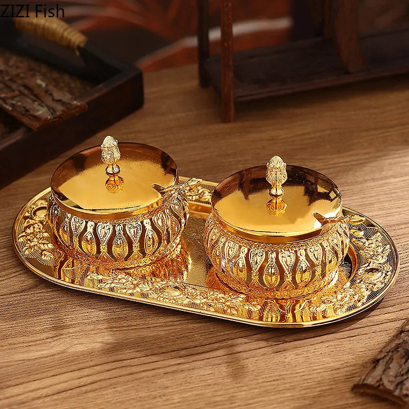 Pots à épices en verre et métal doré — avec plateau et cuillères