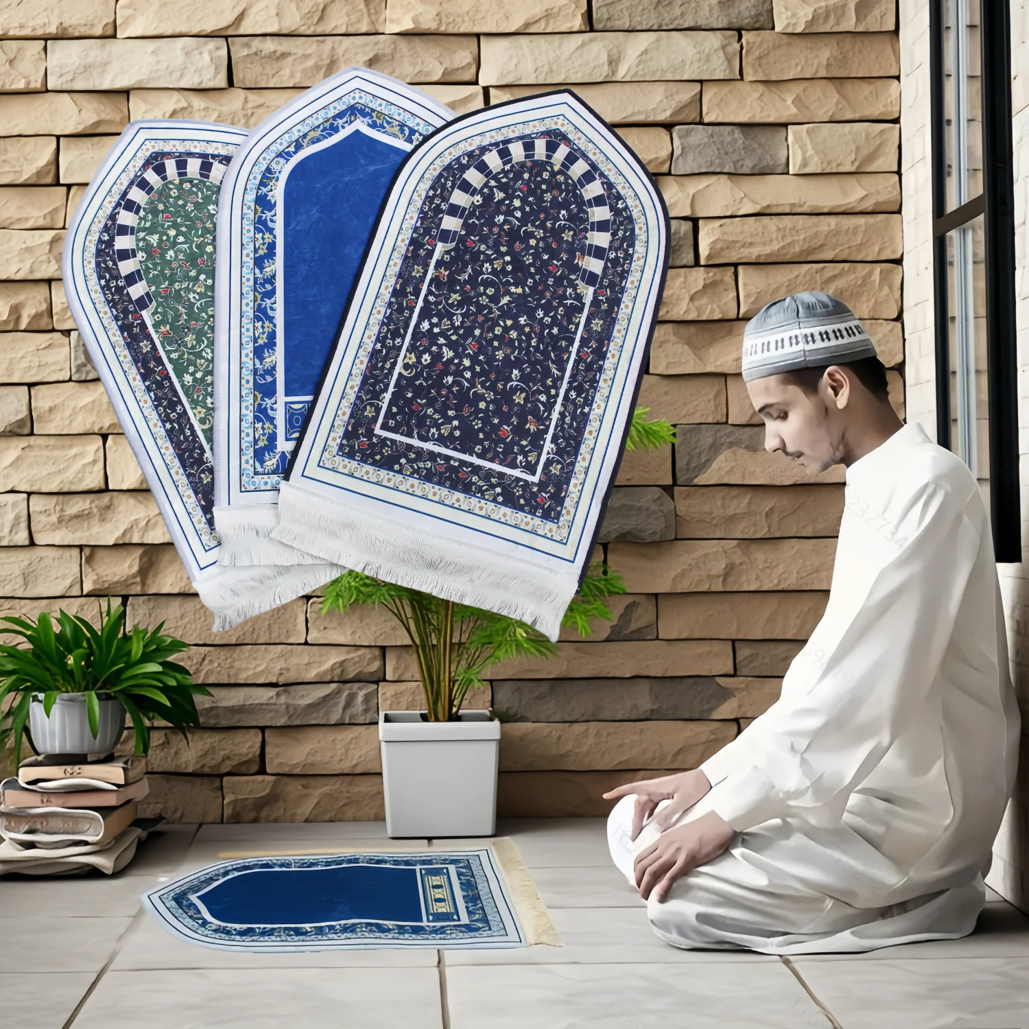 Tapis de prière de voyage bleu, déplié au sol lors de la prière