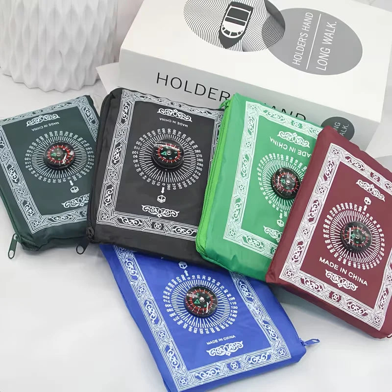 Les quatre coloris du tapis de prière de voyage, pliés dans leur pochette à boussole