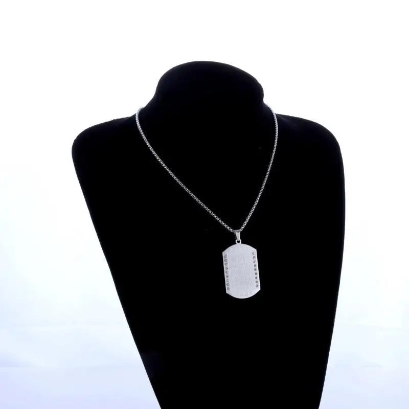 Collier plaque Ayat al-Kursi présenté sur un buste noir