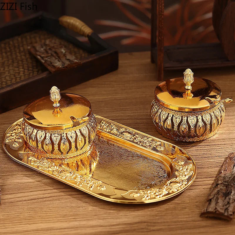 Pots à épices en verre et métal doré — avec plateau et cuillères
