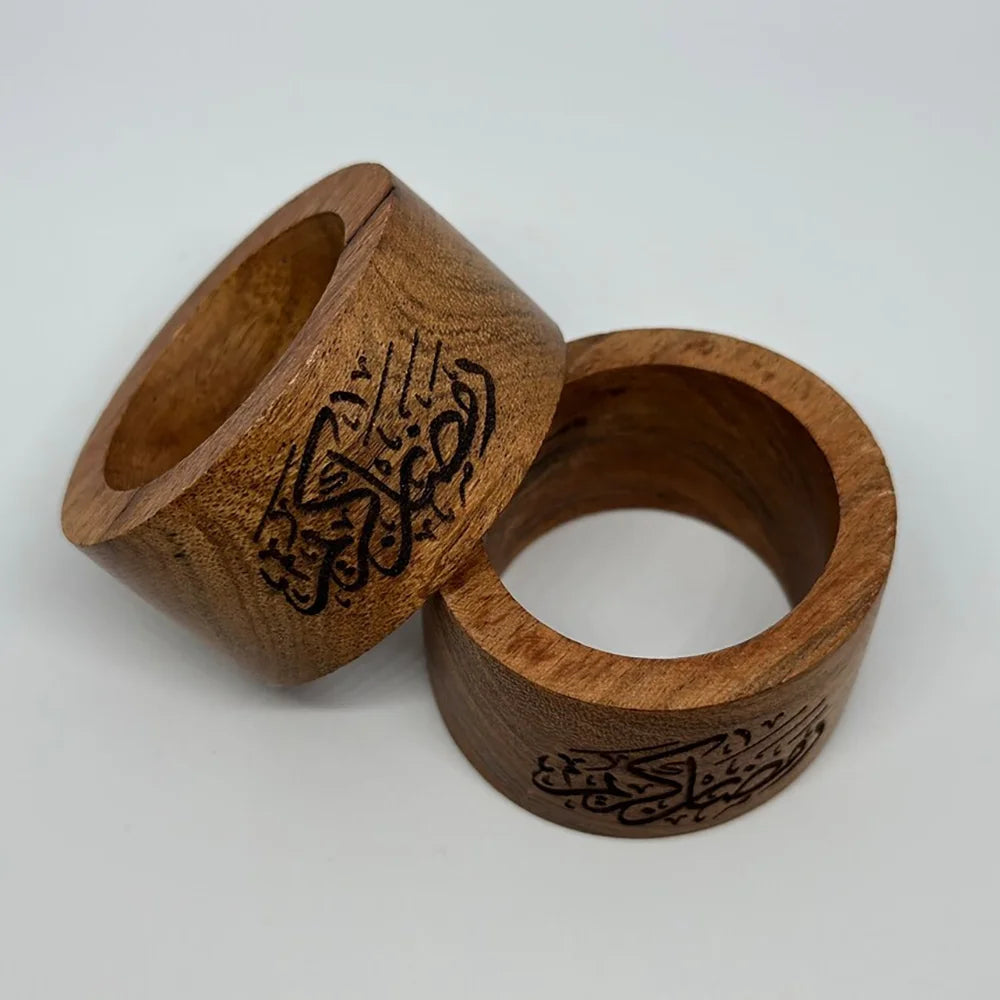 Ronds de serviette en bois gravé — lot de 2, calligraphie