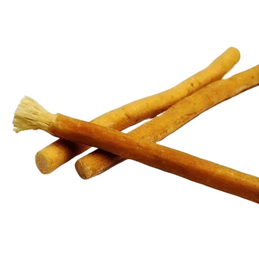Bâtonnets de siwak d'arak naturel sur fond blanc