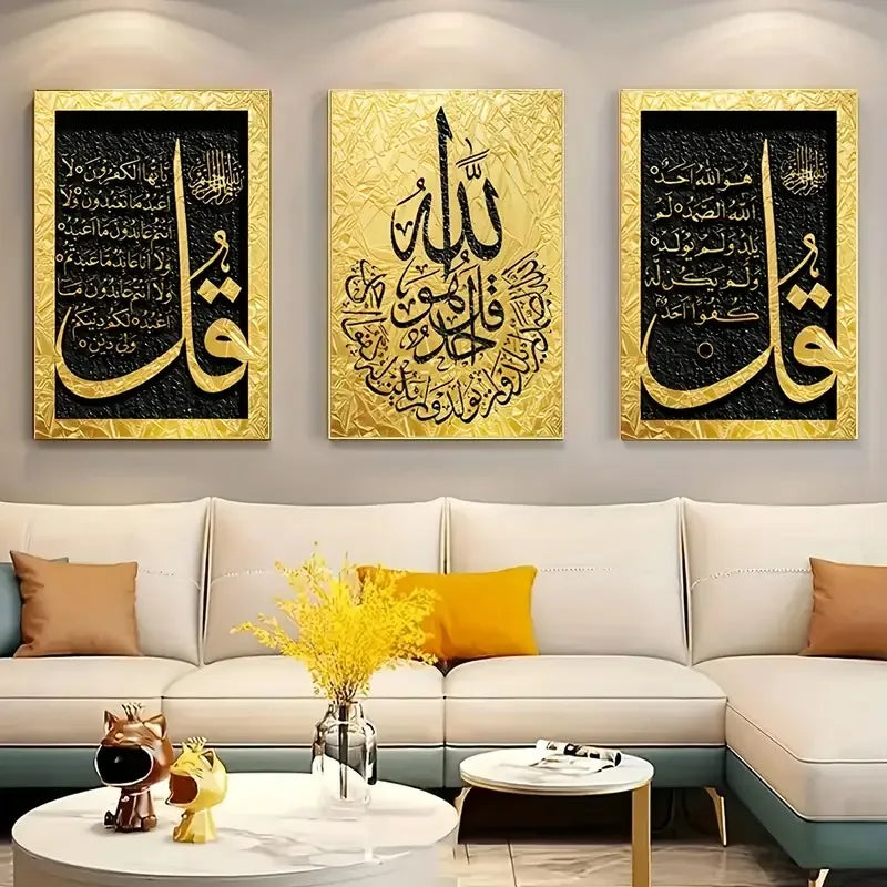 Triptyque de sourates sur toile — calligraphie dorée sur fond noir