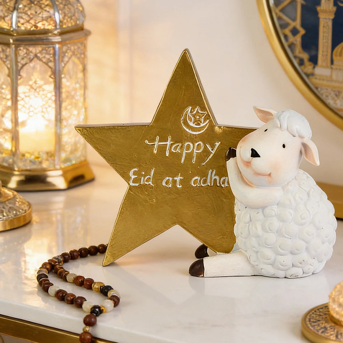 Mouton en résine adossé à une étoile dorée — décoration de l'Aïd al-Adha