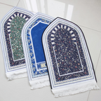Trois tapis de prière de voyage, coloris bleu, vert et sombre