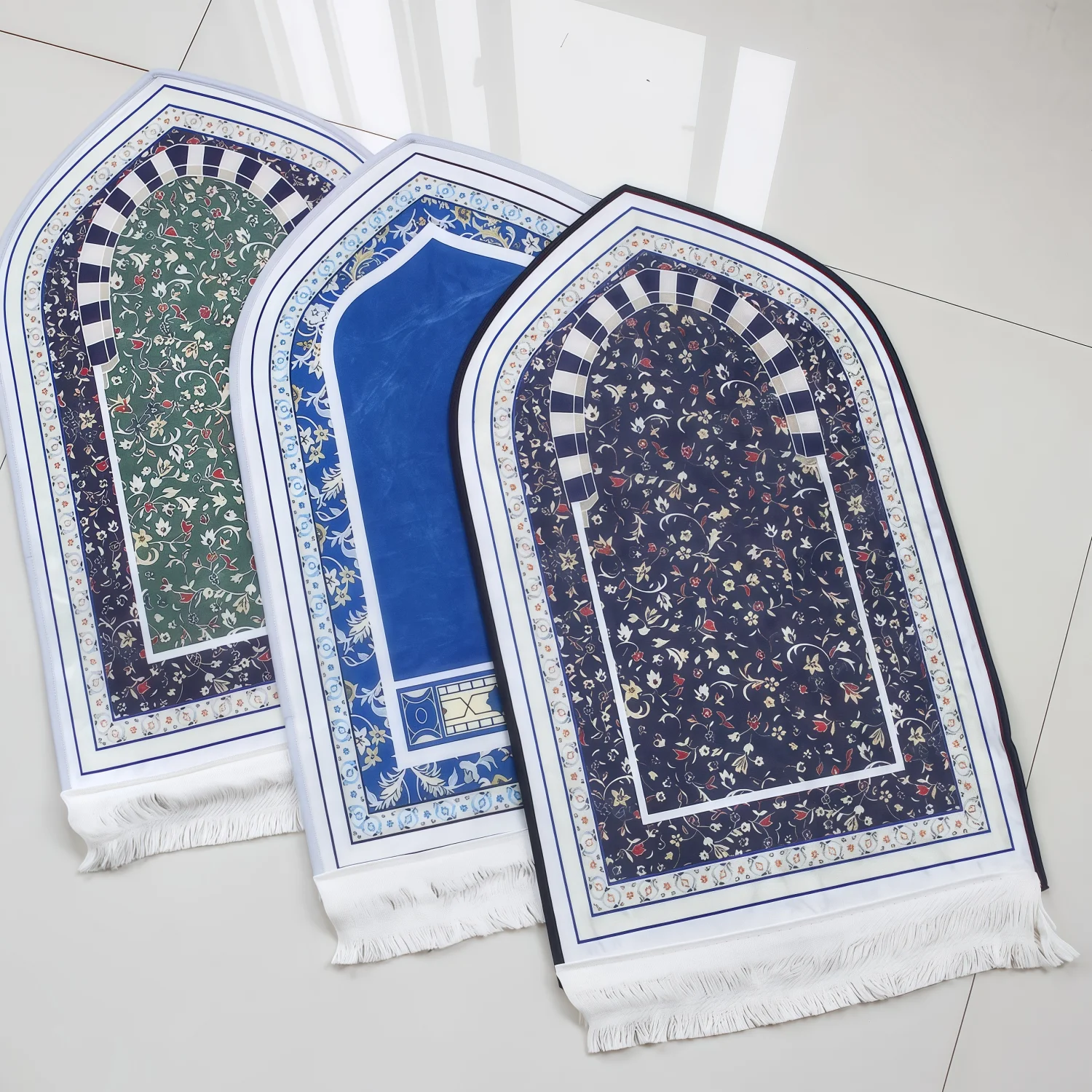 Trois tapis de prière de voyage, coloris bleu, vert et sombre