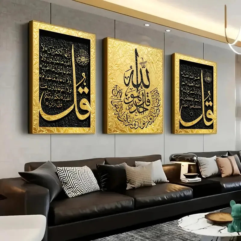 Triptyque de sourates sur toile — calligraphie dorée sur fond noir