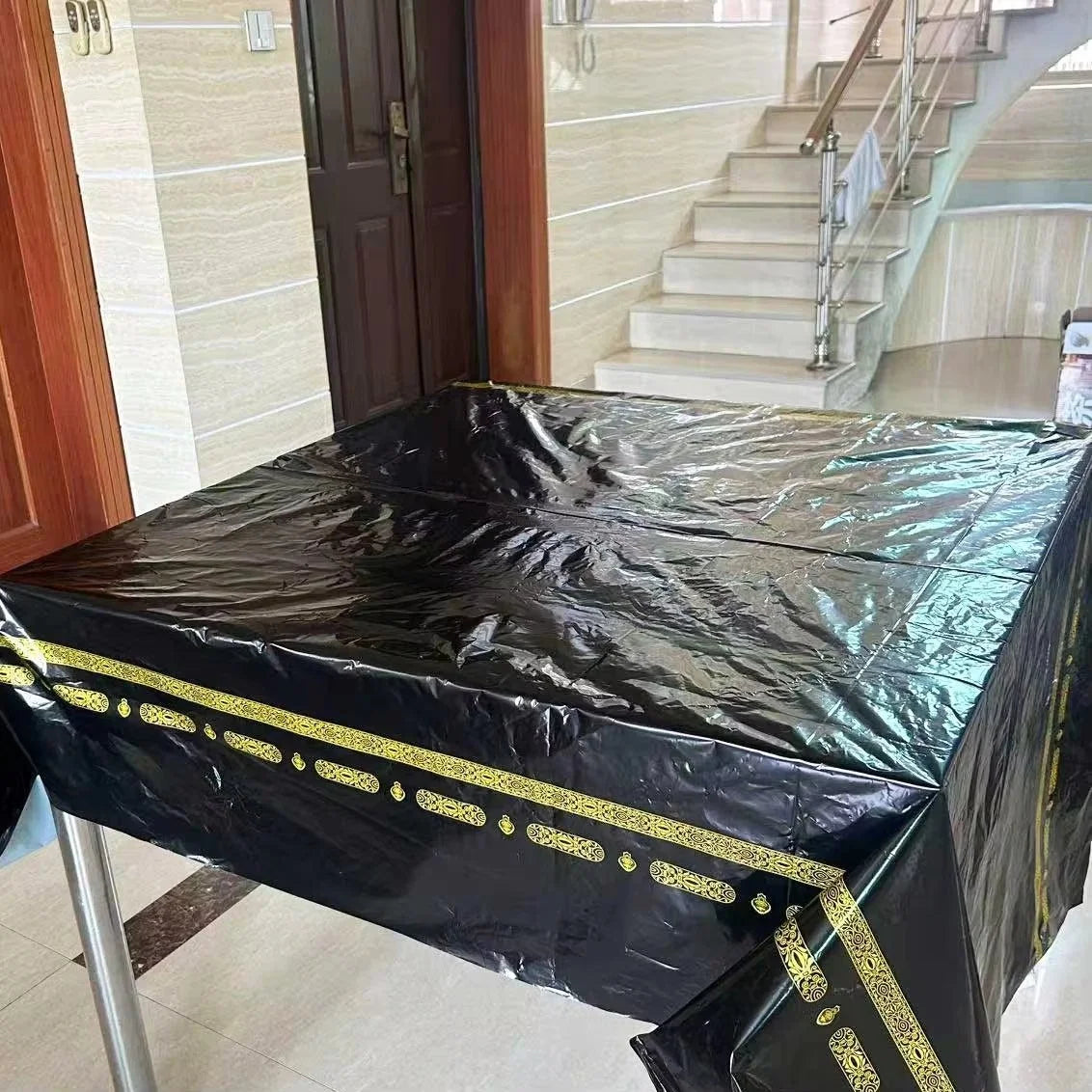 Nappe jetable noire à bandeau doré — Ramadan et Aïd