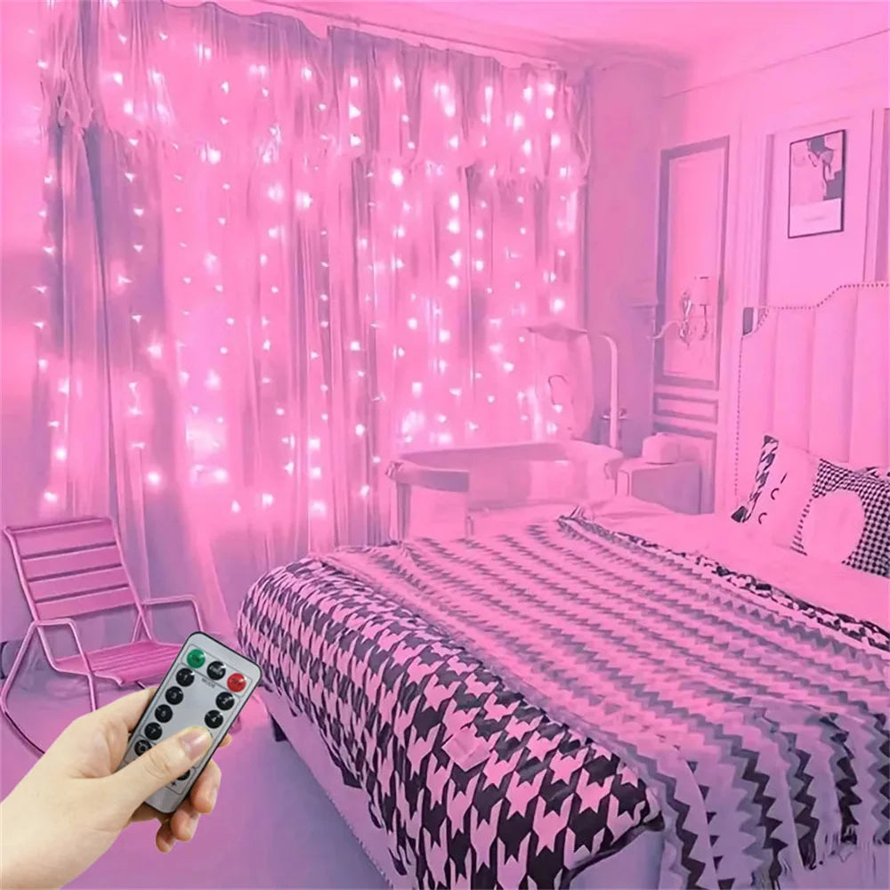 Rideau lumineux à LED rose derrière une tête de lit