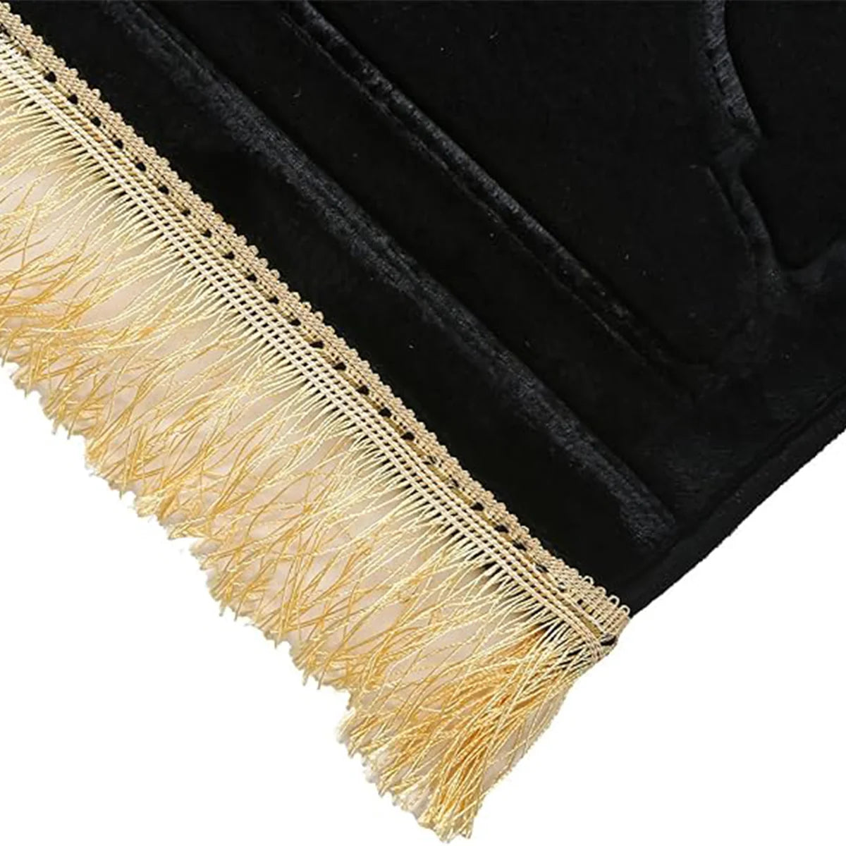 Franges dorées cousues sur le bord du tapis de prière en éponge