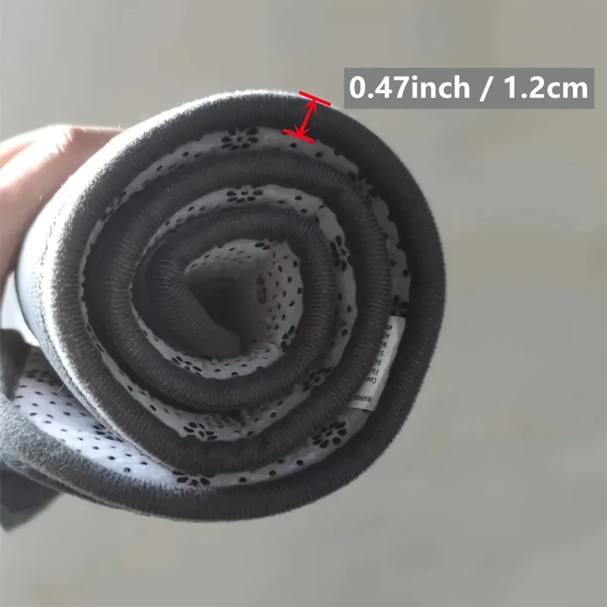 Tapis de prière roulé montrant son épaisseur de 1,2 cm