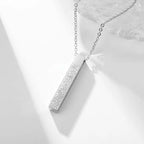 Collier barre verticale gravée, finition argentée