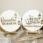 Les deux panneaux Ramadan Mubarak sur leurs chevalets en bois
