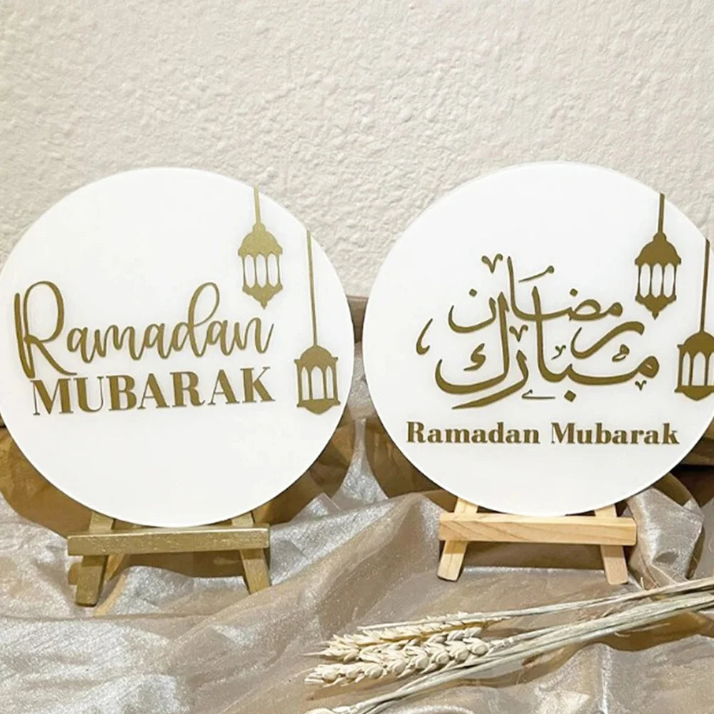 Les deux panneaux Ramadan Mubarak sur leurs chevalets en bois