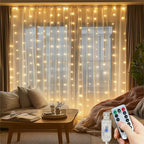 Rideau lumineux à LED blanc chaud devant la fenêtre d'un salon