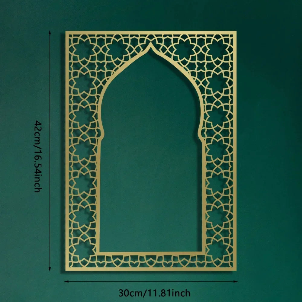 Arche mihrab murale en métal doré ajouré — 42 × 30 cm
