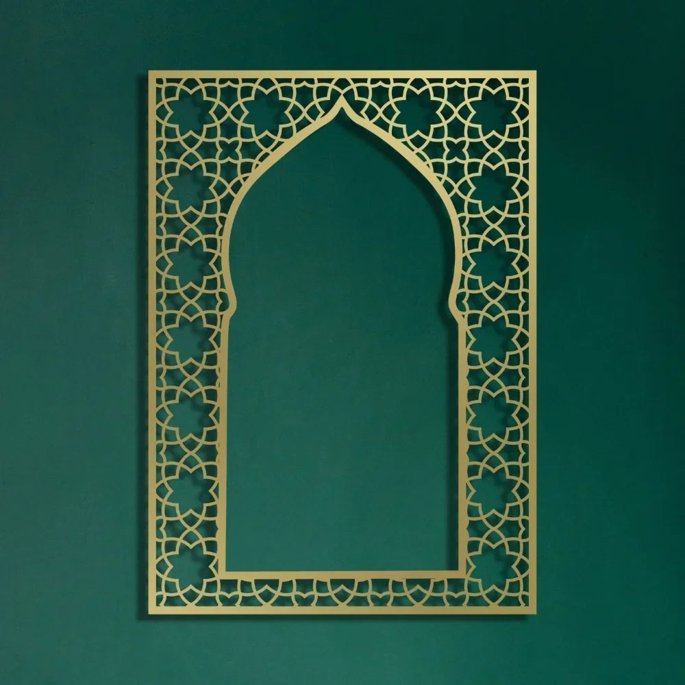 Arche mihrab murale en métal doré ajouré — 42 × 30 cm