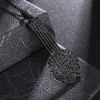 Collier calligraphie ajourée, finition noire