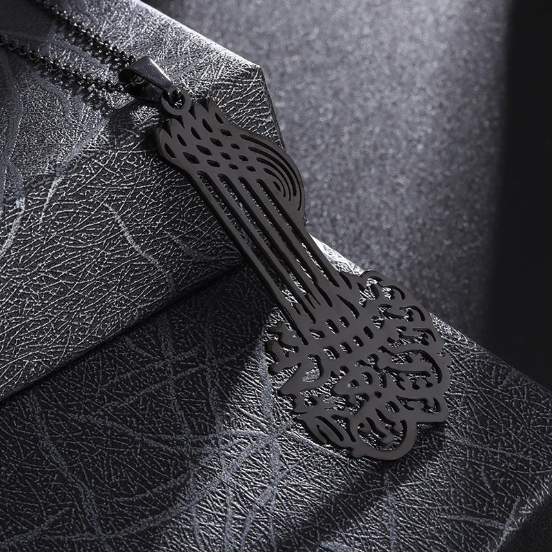 Collier calligraphie ajourée, finition noire