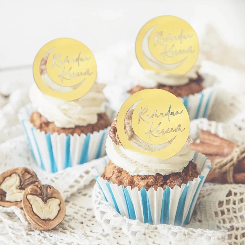 Décoration de gâteau dorée — sur le gâteau
