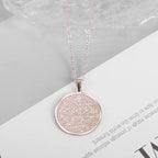 Collier médaille ronde à gravure circulaire, finition or rose