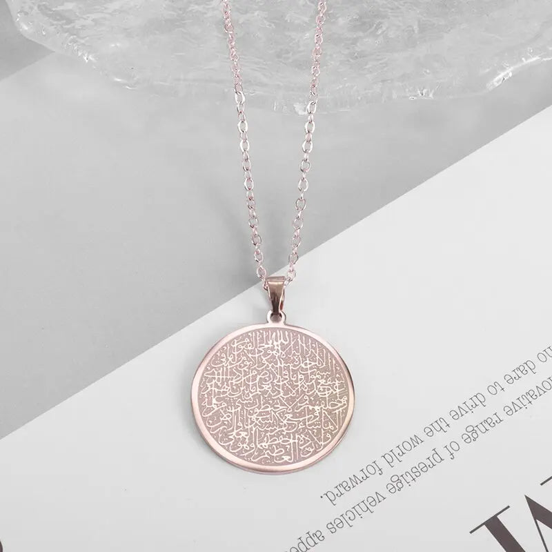 Collier médaille ronde à gravure circulaire, finition or rose