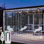 Rideau lumineux à LED blanc froid suspendu sous une pergola, avec sa télécommande
