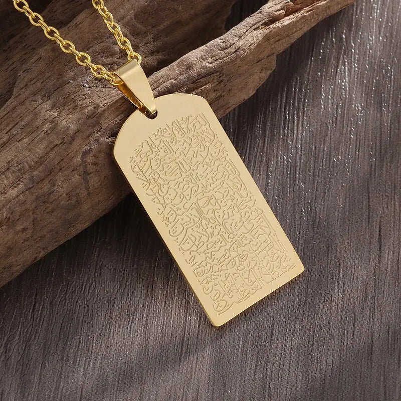 Collier plaque rectangulaire gravée, finition dorée