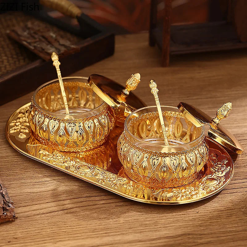 Pots à épices en verre et métal doré — avec plateau et cuillères