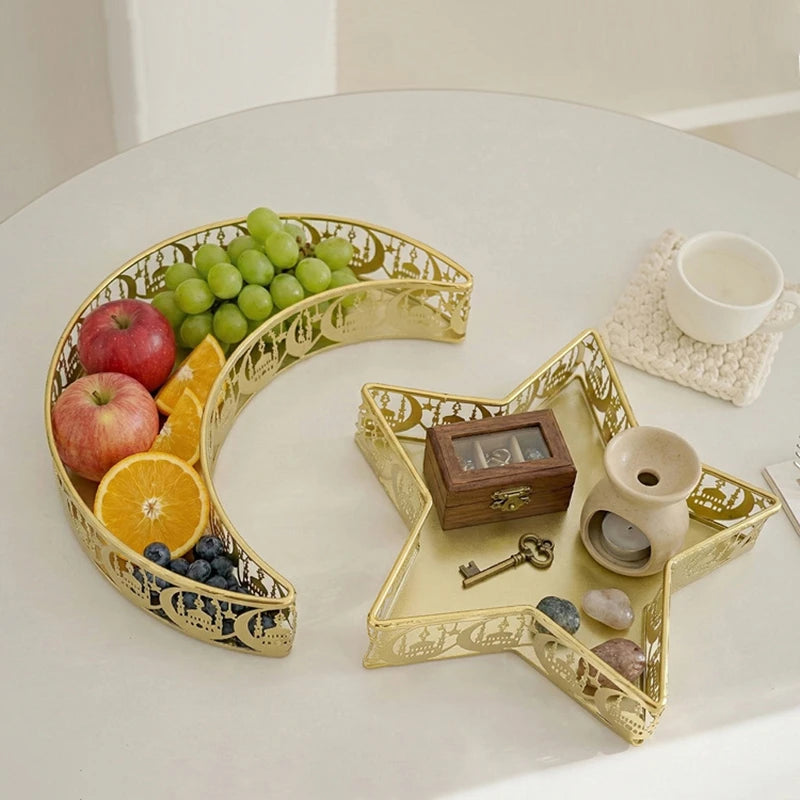 Plateaux et boîtes à friandises en métal doré — quinze modèles
