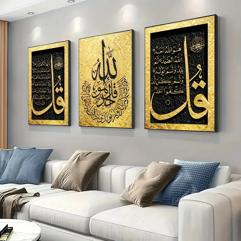 Triptyque de sourates sur toile — calligraphie dorée sur fond noir