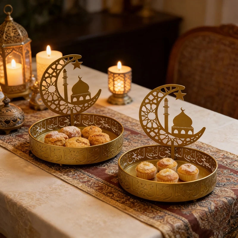 Plateaux et boîtes à friandises en métal doré — quinze modèles